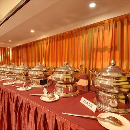 Hotel Savshanti Towers Vadodara Buitenkant foto