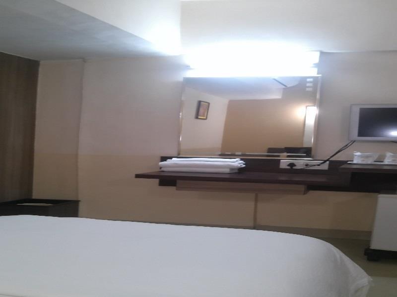 Hotel Savshanti Towers Vadodara Buitenkant foto