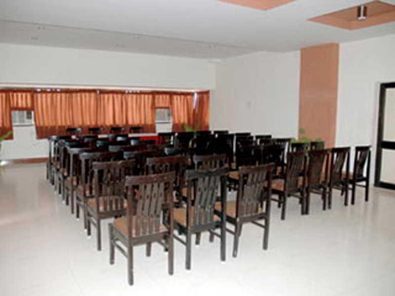 Hotel Savshanti Towers Vadodara Buitenkant foto