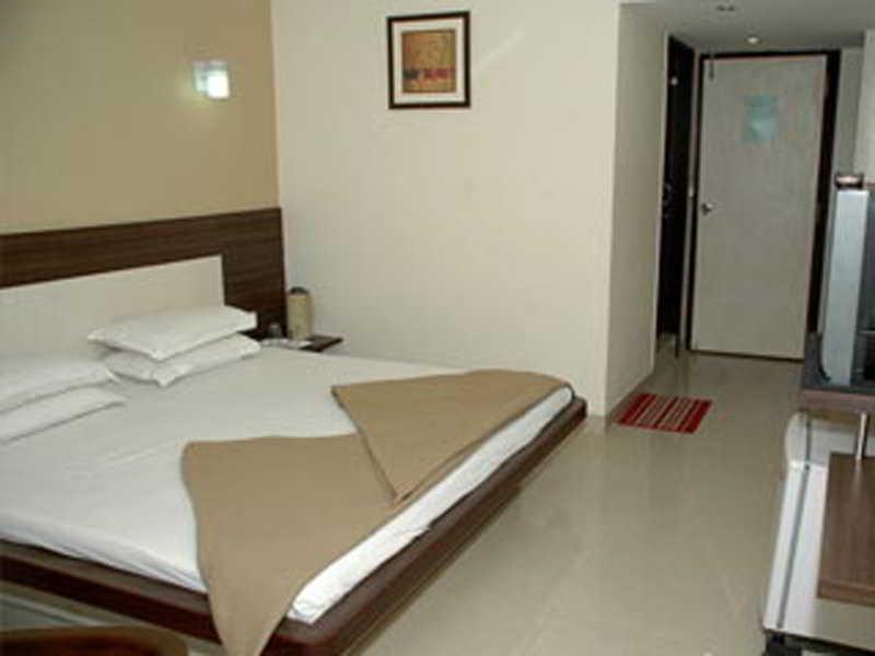 Hotel Savshanti Towers Vadodara Buitenkant foto