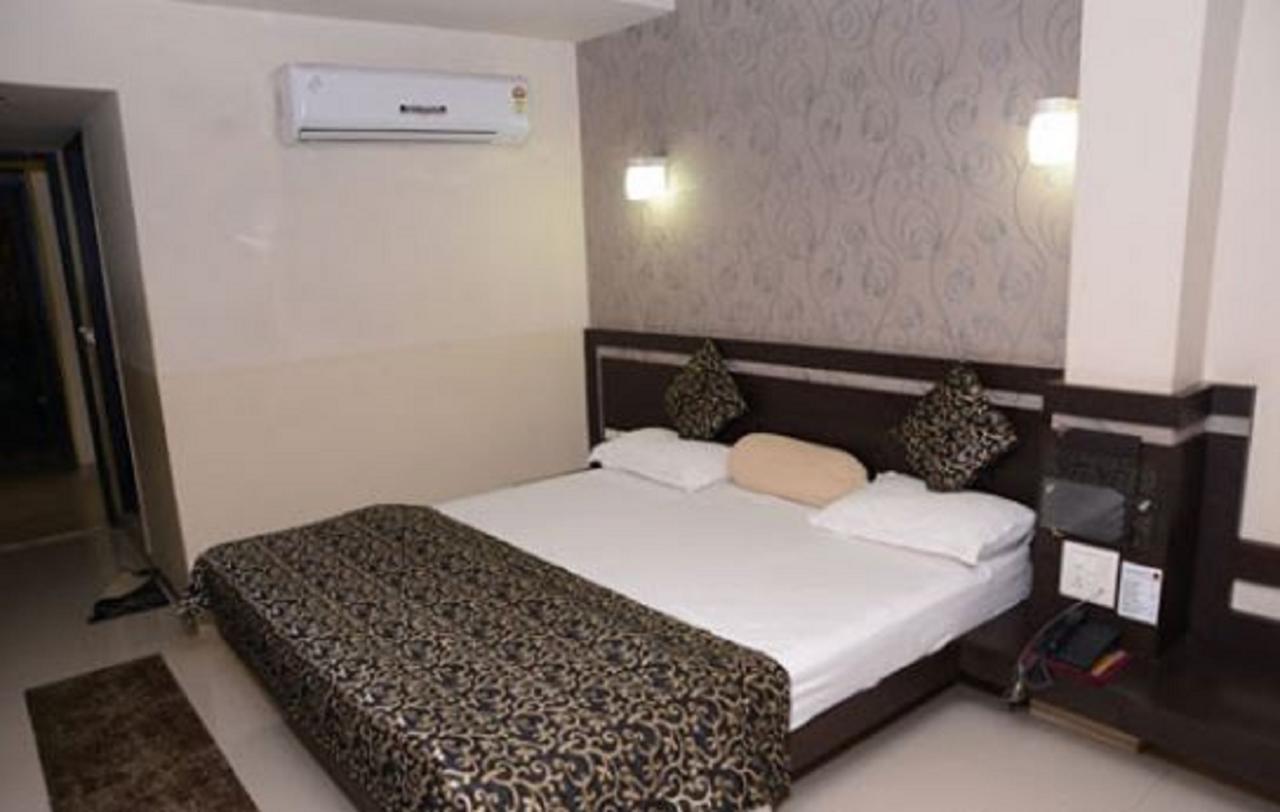 Hotel Savshanti Towers Vadodara Buitenkant foto