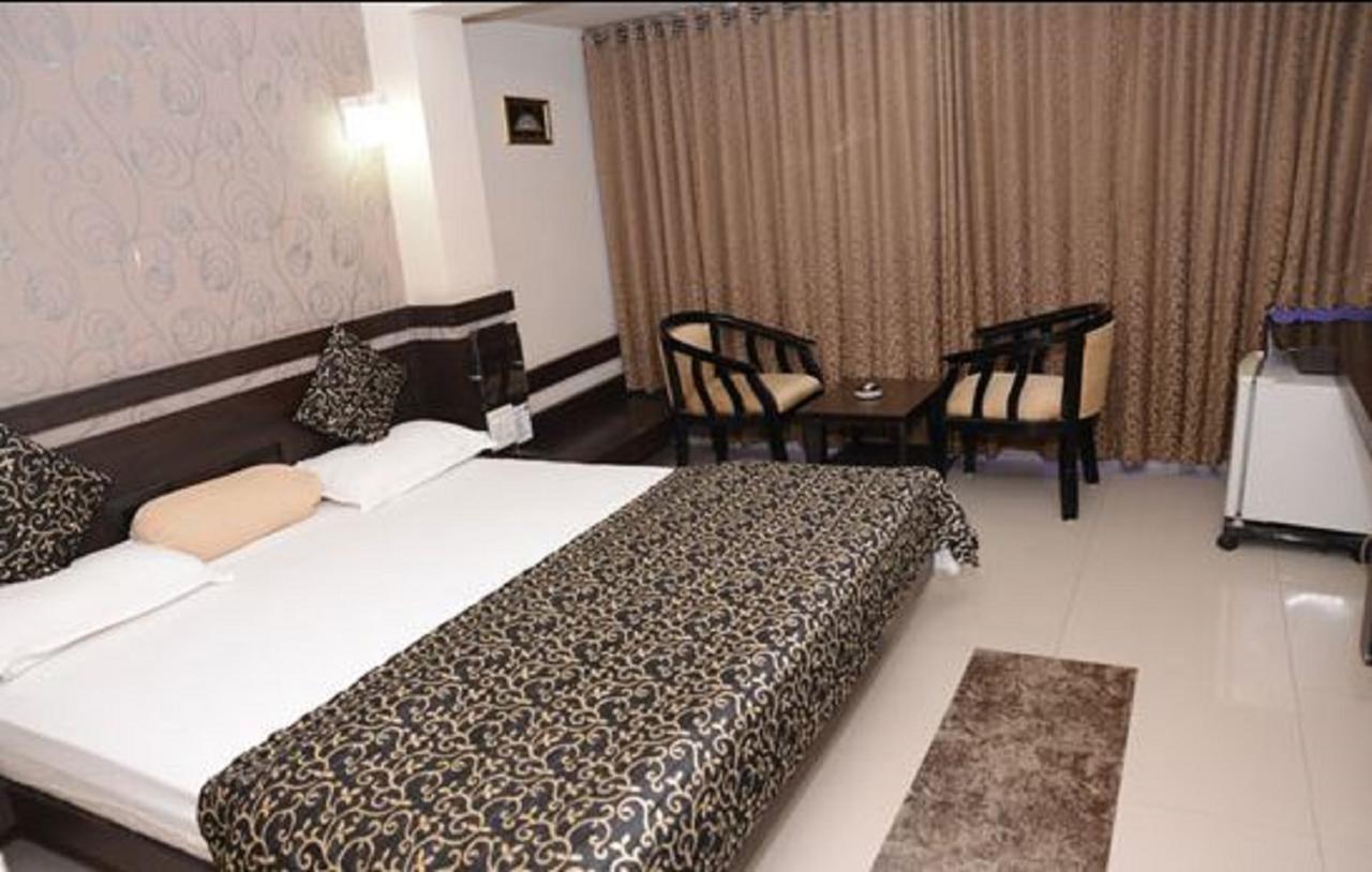 Hotel Savshanti Towers Vadodara Buitenkant foto