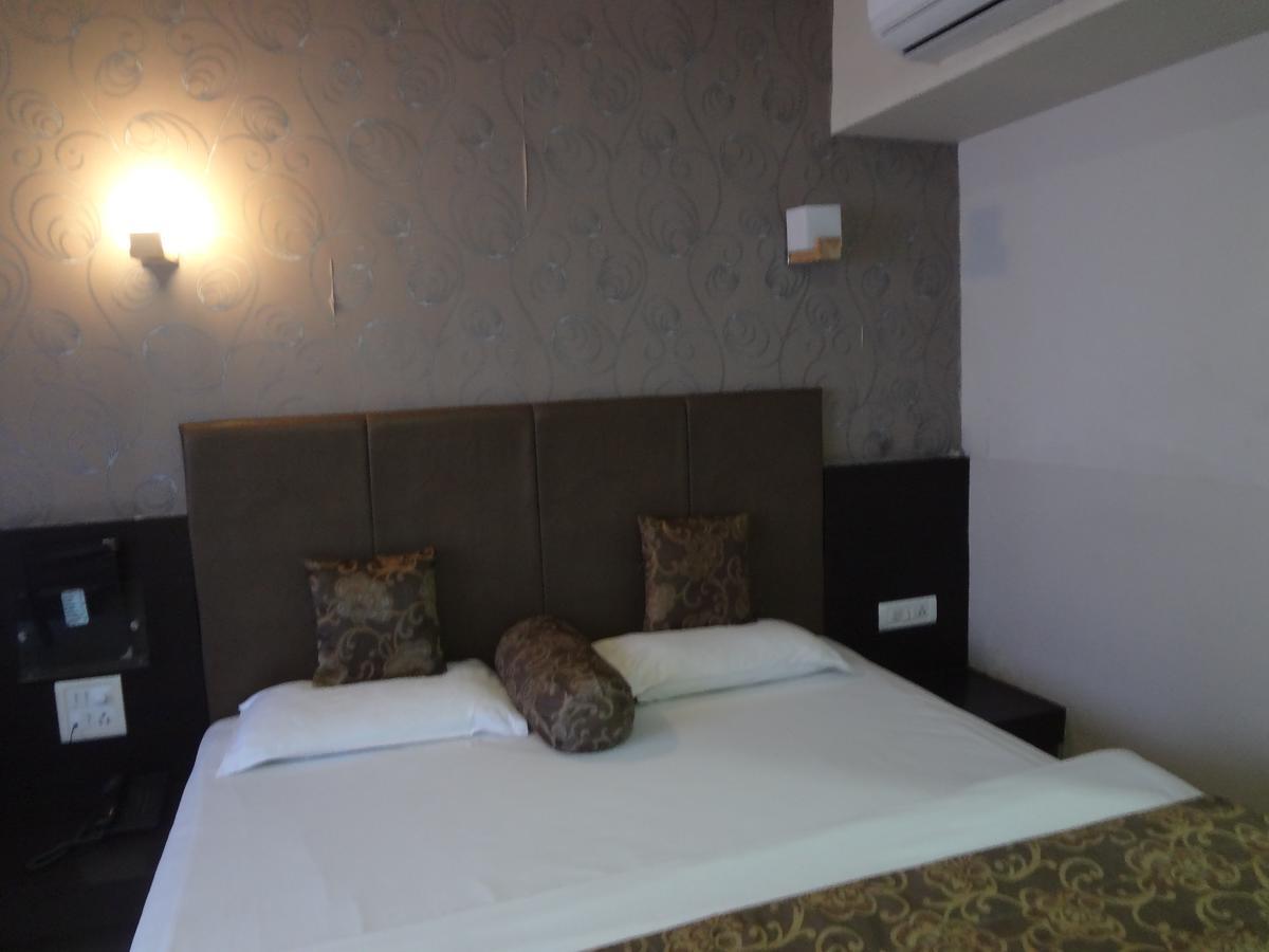 Hotel Savshanti Towers Vadodara Buitenkant foto