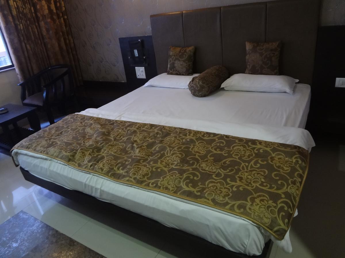 Hotel Savshanti Towers Vadodara Buitenkant foto