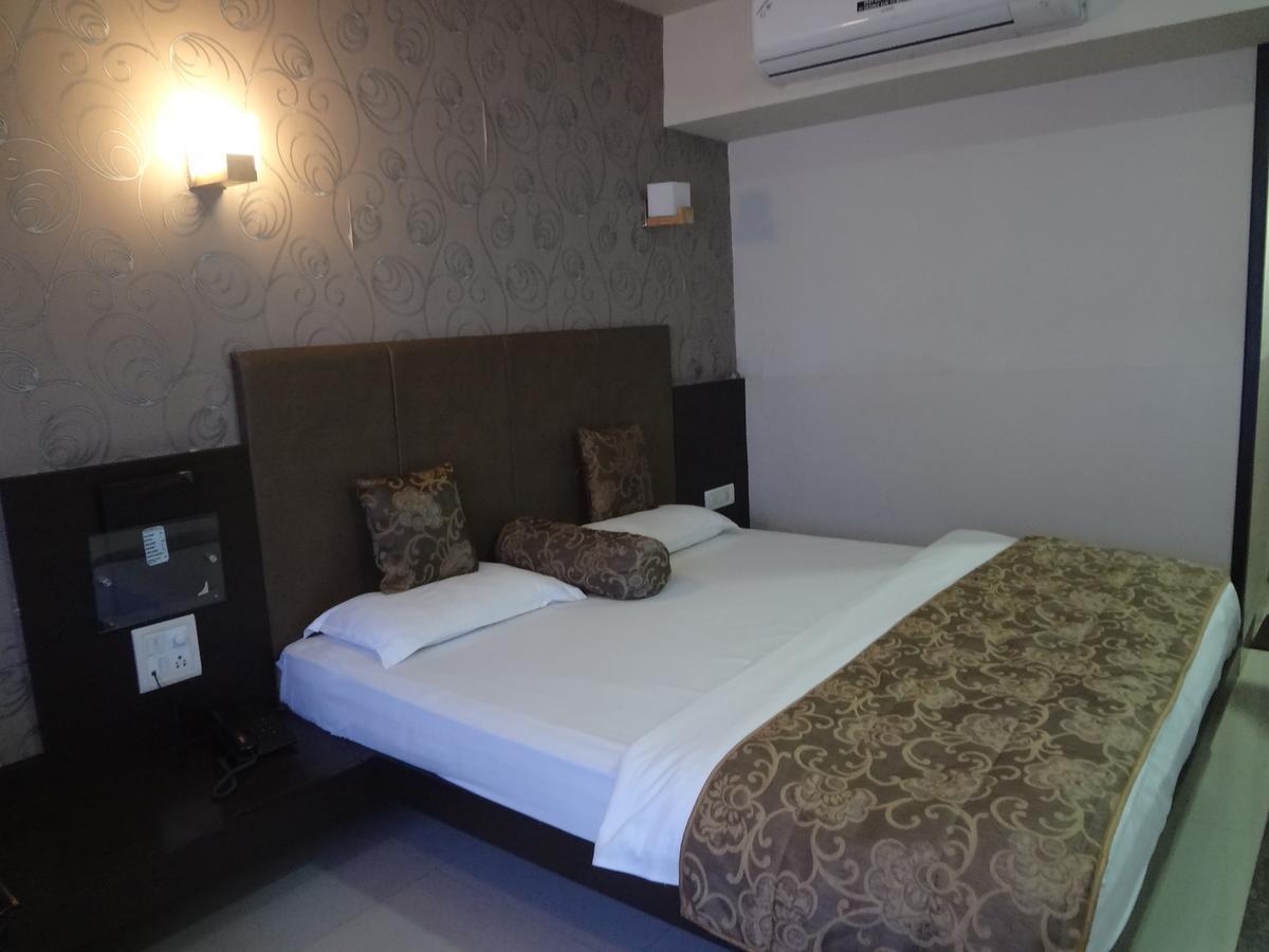 Hotel Savshanti Towers Vadodara Buitenkant foto