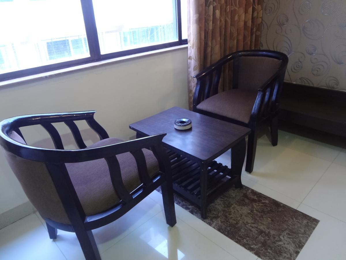 Hotel Savshanti Towers Vadodara Buitenkant foto