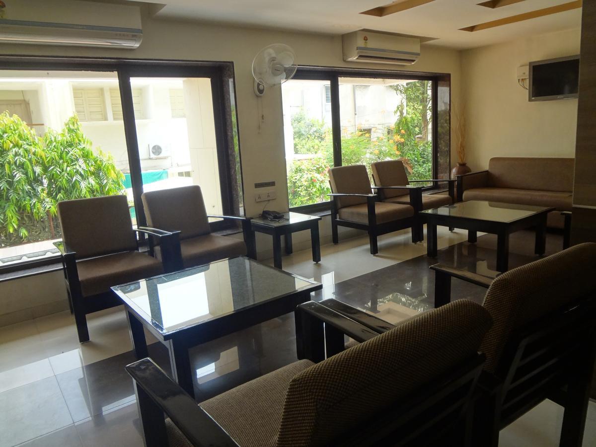 Hotel Savshanti Towers Vadodara Buitenkant foto