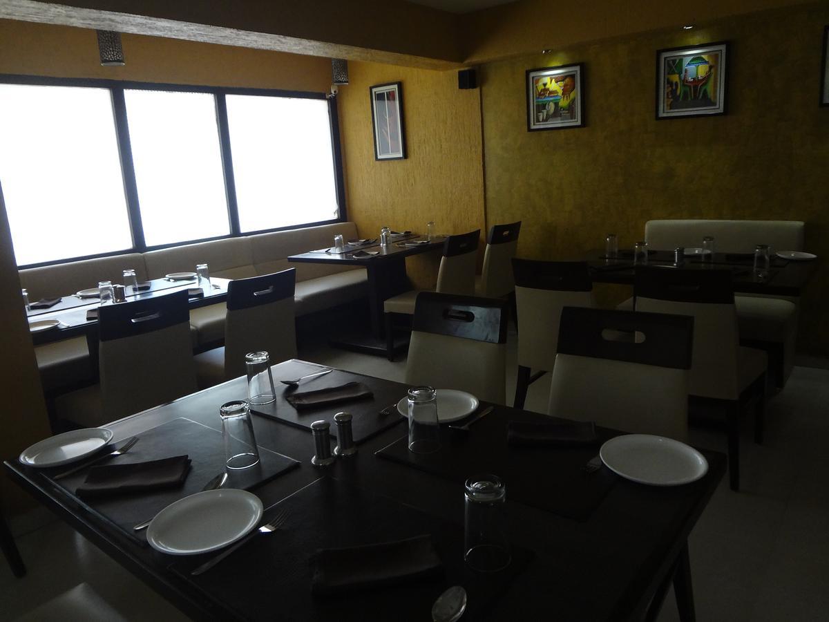 Hotel Savshanti Towers Vadodara Buitenkant foto