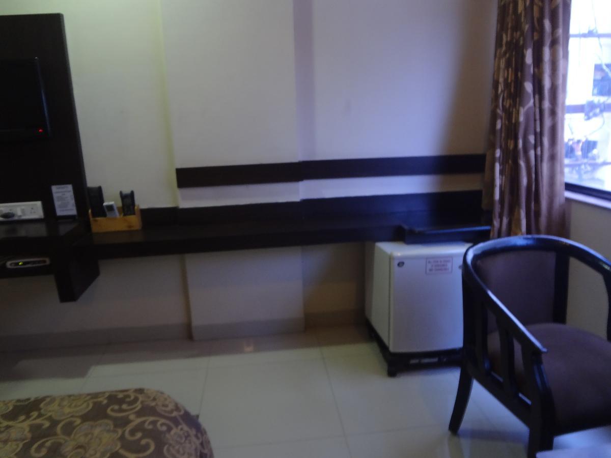 Hotel Savshanti Towers Vadodara Buitenkant foto