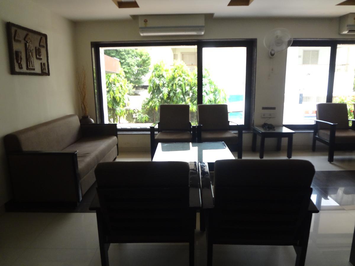 Hotel Savshanti Towers Vadodara Buitenkant foto