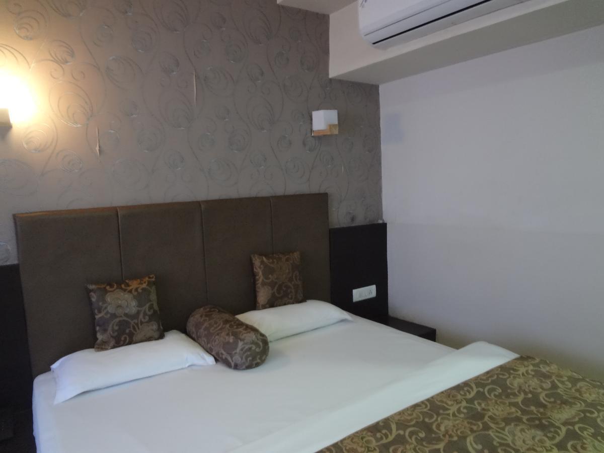Hotel Savshanti Towers Vadodara Buitenkant foto