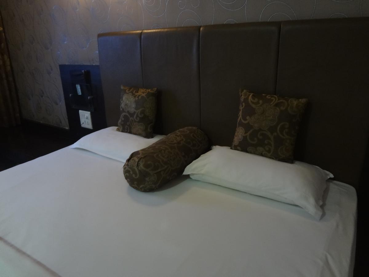 Hotel Savshanti Towers Vadodara Buitenkant foto