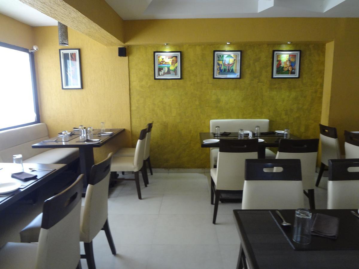 Hotel Savshanti Towers Vadodara Buitenkant foto