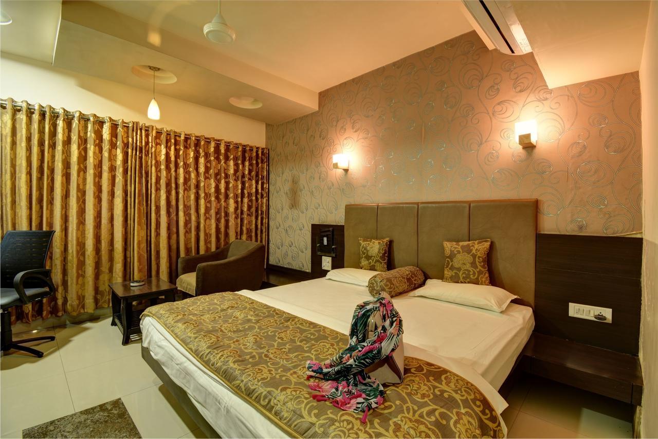 Hotel Savshanti Towers Vadodara Buitenkant foto