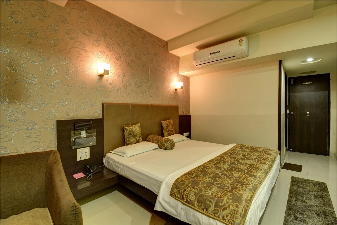 Hotel Savshanti Towers Vadodara Buitenkant foto