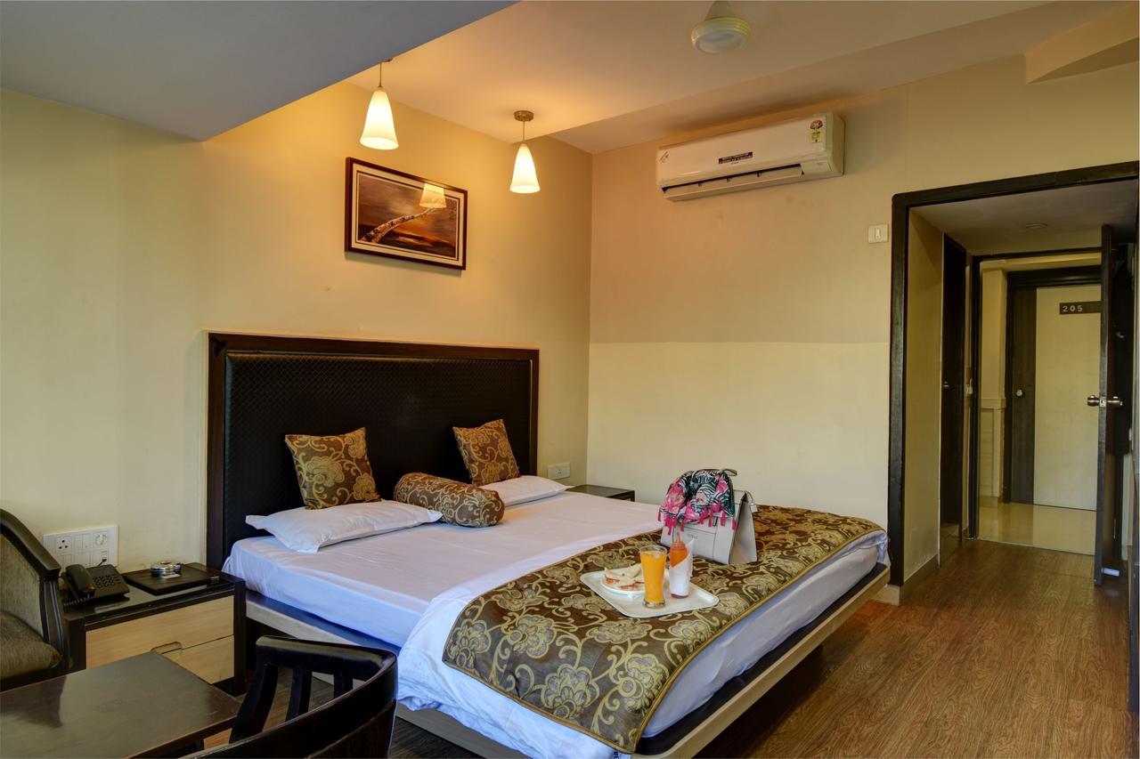 Hotel Savshanti Towers Vadodara Buitenkant foto